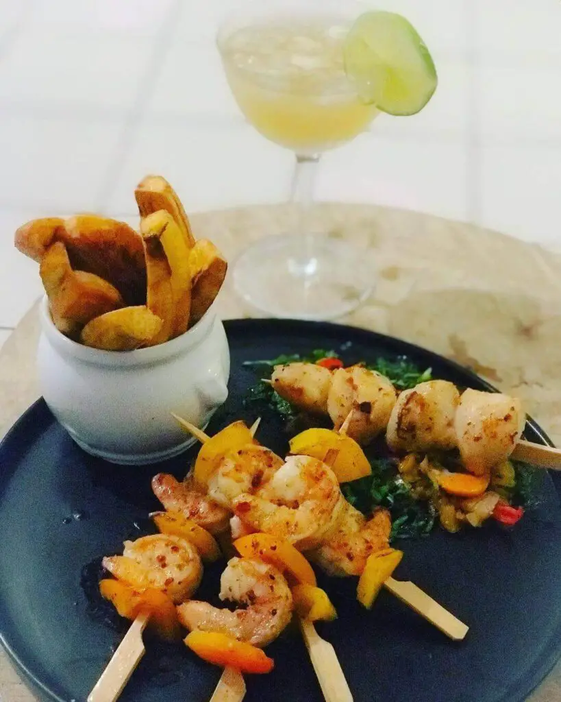 brochettes de crevettes et brochettes de st-jacques grillées, bananes plantains frits, légumes grillés et une bonne Margarita
