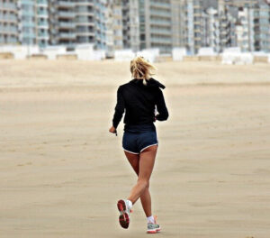 joggeuse sur la plage débutant en musculation