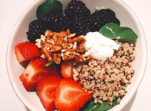 Salade de quinoa, baies, fromage de chèvre et quinoa