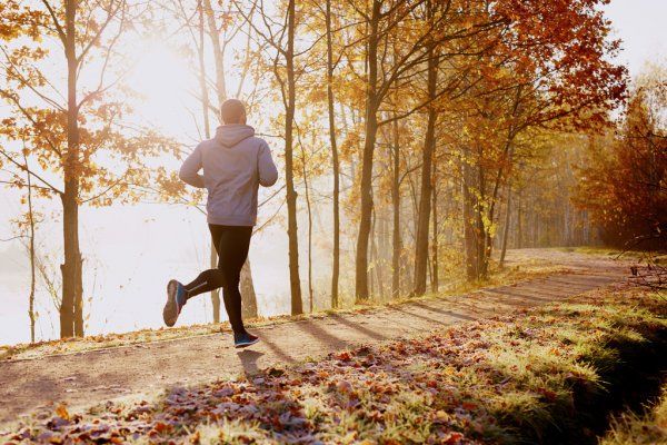 Homme faisant du jogging au lever du soleil pour améliorer son cardio