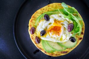 Petit-déjeuner œuf et avocat sur pain tortilla - Nutrima