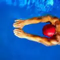 Ejercicios de natación para adelgazar piernas