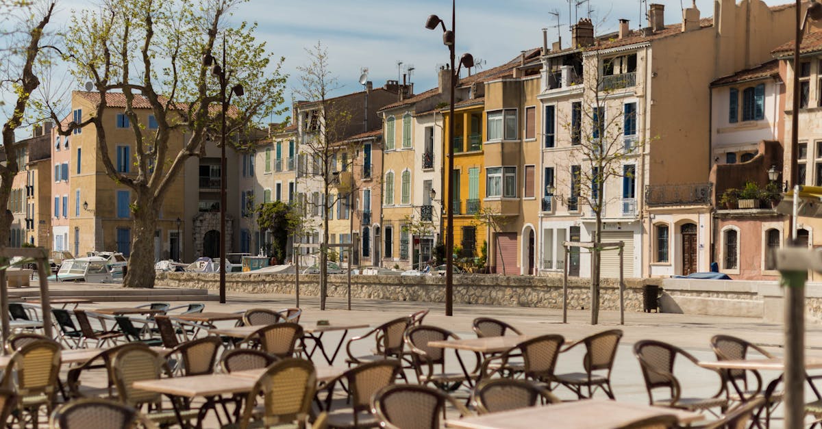 d&eacute;couvrez martigues, la &lsquo;venise proven&ccedil;ale&rsquo;, une charmante ville situ&eacute;e entre mer et &eacute;tangs, r&eacute;put&eacute;e pour ses canaux pittoresques, son patrimoine culturel et ses plages ensoleill&eacute;es.