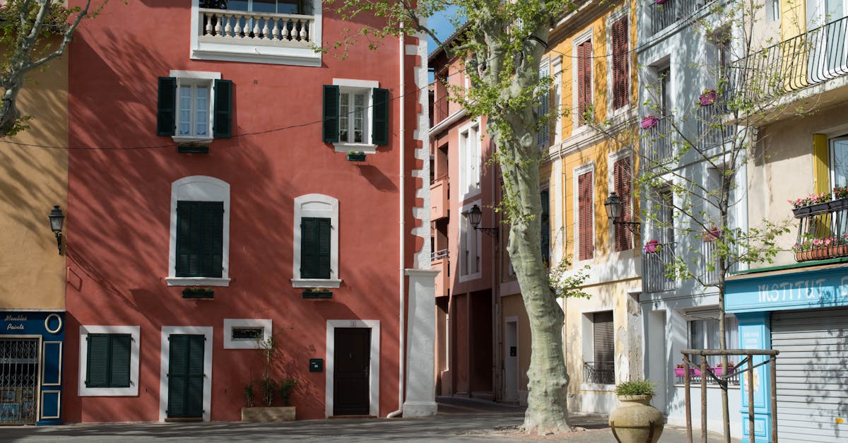 d&eacute;couvrez martigues, la charmante venise proven&ccedil;ale situ&eacute;e entre mer et &eacute;tangs, avec ses canaux pittoresques, ses plages, et son centre-ville anim&eacute;. parfait pour un s&eacute;jour ensoleill&eacute; en provence !