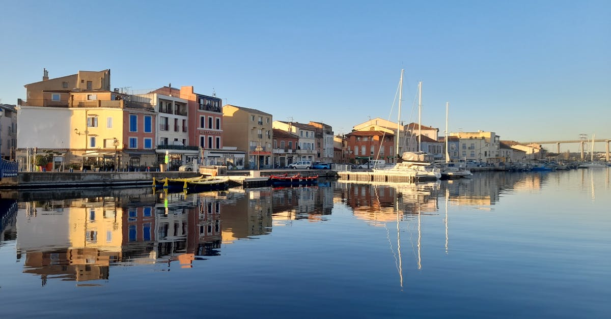 d&eacute;couvrez martigues, la charmante venise proven&ccedil;ale. explorez ses canaux, son patrimoine historique, ses plages et ses march&eacute;s typiques pour un s&eacute;jour inoubliable en provence.