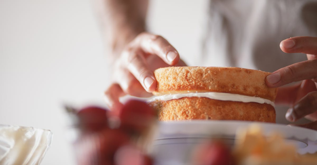 découvrez le sponge cake, un gâteau léger et moelleux parfait pour toutes les occasions. facile à préparer, il se déguste nature ou accompagné de vos garnitures préférées. idéal pour les pauses gourmandes ou pour sublimer vos desserts.